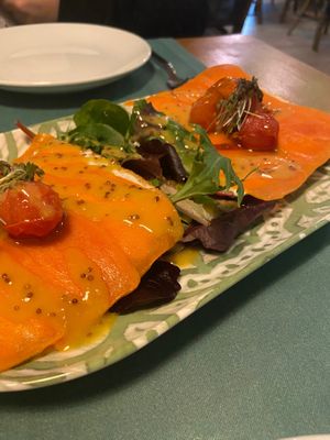 focaccia con no-salmón at Hakuna Matata Veggie in Madrid