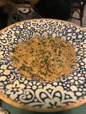 Ravioles rellenos de beyond meat con salsa trufada at Hakuna Matata Veggie in Madrid