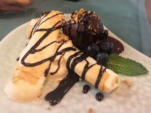 Deconstrucción de kinder "vueno" at Hakuna Matata Veggie in Madrid