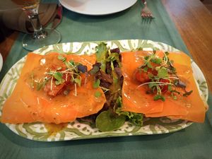 Tostas de no salmón, ummm, más rico que comer pescado. at Hakuna Matata Veggie in Madrid