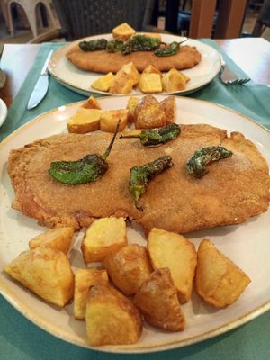 No cachopo con patatas y pimientos del padrón. at Hakuna Matata Veggie in Madrid