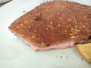 Con sabor a queso y jamón York por dentro. at Hakuna Matata Veggie in Madrid