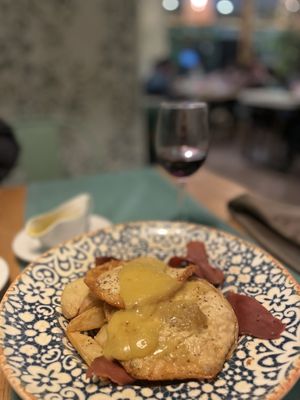 Huevos rotos con sinjamon! Perfeito!!!! Dá até uma gastura de tão parecido que é com ovo! Mas, vale a pena!!! Muito bom.  #Veganuary at Hakuna Matata Veggie in Madrid