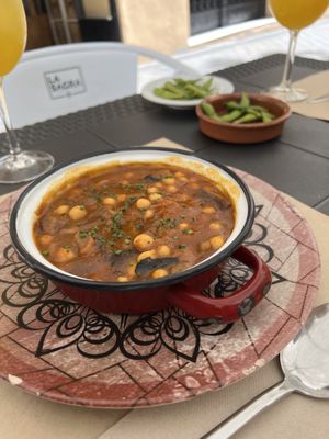 Guiso de garbanzos y setas  at Hakuna Matata Veggie in Madrid