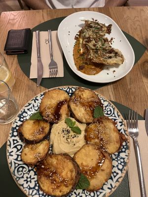 Aubergine with hummus and the artichokes   at Hakuna Matata Veggie in Madrid