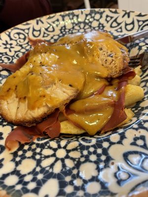 Huevos rotos con jamón (vegano todo)  at Hakuna Matata Veggie in Madrid