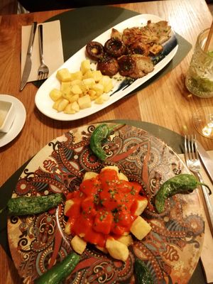 Mushrooms parrillada and patatas bravas at Hakuna Matata Veggie in Madrid