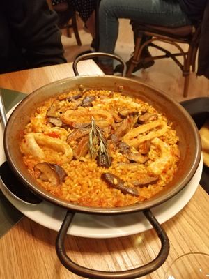 Paella at Hakuna Matata Veggie in Madrid