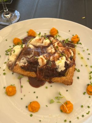 Pie filled with rabo de toro and cheese sauce 15,90€ at Hakuna Matata Veggie in Madrid