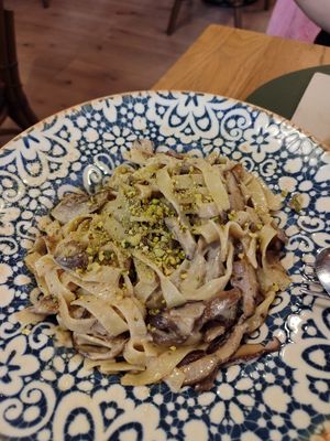 tagliatelle con setas y pistachos at Hakuna Matata Veggie in Madrid
