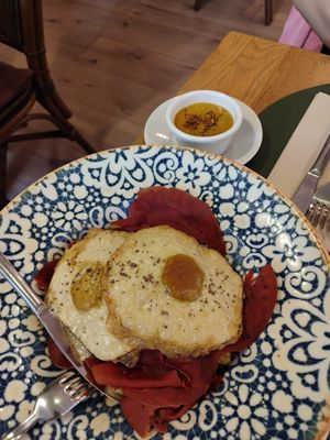 huevos rotos con jamón at Hakuna Matata Veggie in Madrid