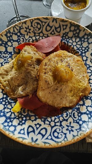 "huevos" rotos con jamón at Hakuna Matata Veggie in Madrid