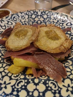 Huevos rotos con jamón at Hakuna Matata Veggie in Madrid