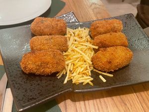 Croquettes with matchsticks (not fries as I imagined they would be) at Hakuna Matata Veggie in Madrid