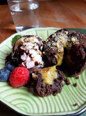 Coulant de chocolate y relleno de crema de pistacho con helado de straciatela at Hakuna Matata Veggie in Madrid