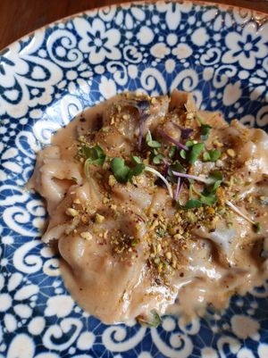 Ravioli de setas y trufa con salsa de foie y viruta de pistachos at Hakuna Matata Veggie in Madrid