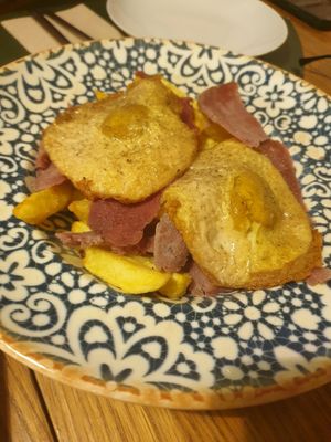 Huevos rotos at Hakuna Matata Veggie in Madrid