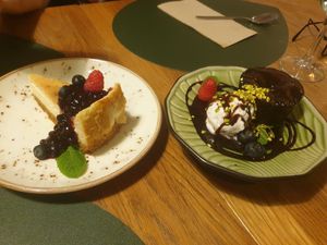 Tarta de queso y coulant de chocolate at Hakuna Matata Veggie in Madrid