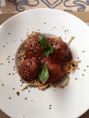 Albóndigas de lentejas rojas/red lentils balls at Hakuna Matata Veggie in Madrid