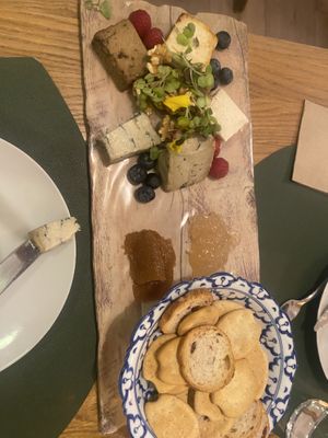 Cheese board with a blue (my favourite), an onion cheese (I think), a mildly spicy / smoked), à plain and a truffle with raspberries, blueberries & quince & onion jam  at Hakuna Matata Veggie in Madrid