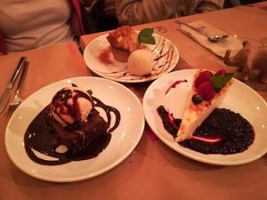 Postres riquísimos at Hakuna Matata Veggie in Madrid