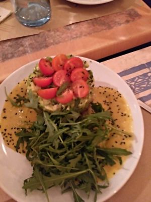 Ensalada de quinoa, aguacate, tomates cherry, rúcula y chutney de mango at Hakuna Matata Veggie in Madrid