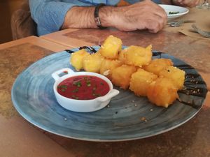 Dados de queso fritos con mermelada de tomate at Hakuna Matata Veggie in Madrid
