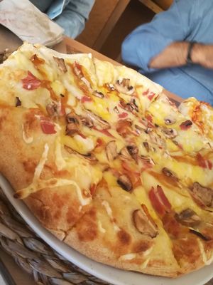 Pizza carbonara 👌🏼 at Hakuna Matata Veggie in Madrid