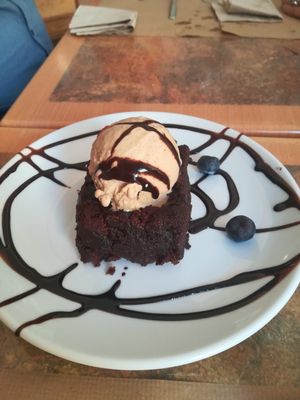 Brownie con helado de avellana at Hakuna Matata Veggie in Madrid