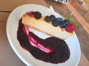 Cheesecake con mermelada at Hakuna Matata Veggie in Madrid