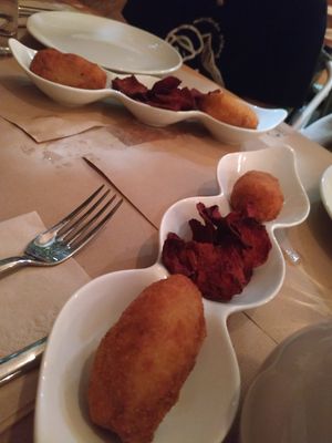 Croquetas caseras, riquísimas, con chips de remolacha at Hakuna Matata Veggie in Madrid