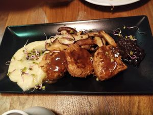 Rabo que no es de toro con setas salteadas, parmentier de patata ahumada, cebolla caramelizada y salsa de Brandy.  at Hakuna Matata Veggie in Madrid