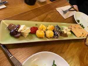 Variedad de quesos con distintas mermeladas. at Hakuna Matata Veggie in Madrid