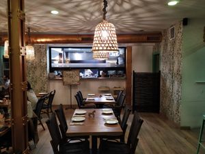 The new restaurant premises, with seating capacity of thirty-six people, plus twenty on the outside terrace. In the background the kitchen, which can be seen from the premises. at Hakuna Matata Veggie in Madrid