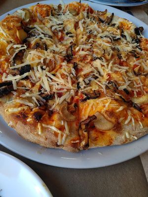 Vegan Pizza at Hakuna Matata Veggie in Madrid