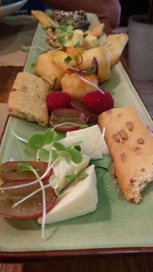 Tabla de quesos at Hakuna Matata Veggie in Madrid