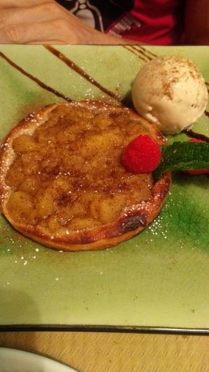 Tarta de manzana at Hakuna Matata Veggie in Madrid