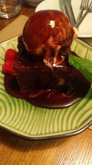 Brownie con helado at Hakuna Matata Veggie in Madrid