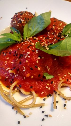 Albóndigas de lentejas con espaguetis integrales at Hakuna Matata Veggie in Madrid