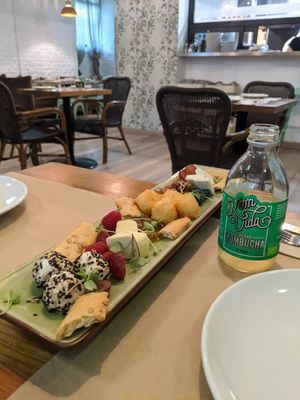 cheese platter at Hakuna Matata Veggie in Madrid