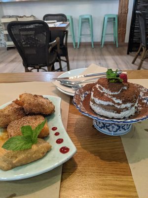 leche frita ("fried milk") and tiramisú at Hakuna Matata Veggie in Madrid