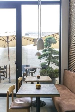 They have a small sun terrace in the back at Cosma Food House in Mechelen