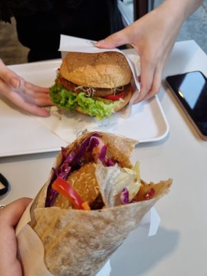 Wrap z tempehem i burger z kotletem z ciecierzycy at Krowarzywa in Torun