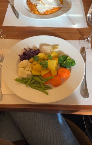 gemüseteller mit bratkartoffeln:) war echt meeega fein. im menu steht "köstlich" haha, kann ich bestätigen. für "einfaches" gemüse echt krass:)💗#Veganuary at Cafe-Hotel Appenzell in Appenzell