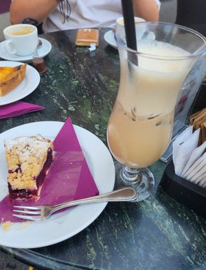 Iced Chai Latte mit Brombersträussel at Cafe-Hotel Appenzell in Appenzell