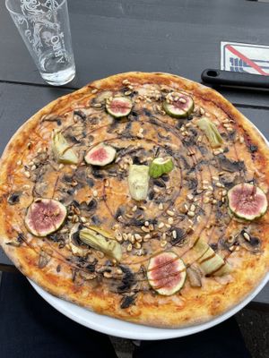 Fig pizza  at Tellus Pizza in Hagersten
