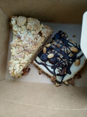 Apfelkuchen und Erdnuss-cheescake-bites at Cafe Hygge in Loerrach