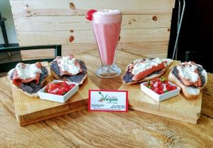 Deliciosos Molletes y para acompañar, malteada de ? (leche de coco). at Don Andres Taqueria Vegana in Mexico City