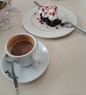 Chocolate tart with pear and coffee with almond milk at 22.2 Pizza al Taglio in Zaragoza