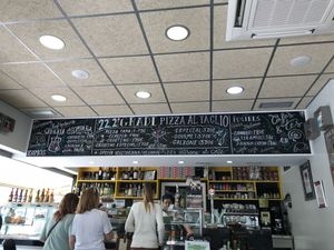 Inside at 22.2 Pizza al Taglio in Zaragoza